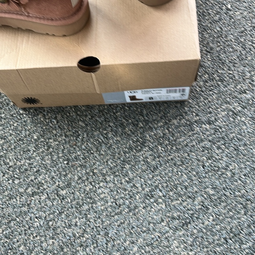 Ugg size 8 Bailey button never worn - Picture 3 of 4